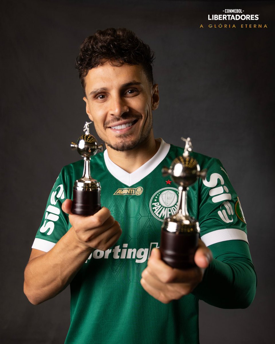 LibertadoresBR's tweet photo. ⭐️🐷 Um bicampeão de novo em busca da #GloriaEterna! Raphael Veiga tem o @Palmeiras no coração 💚 https://t.co/LKBCD4QNCK