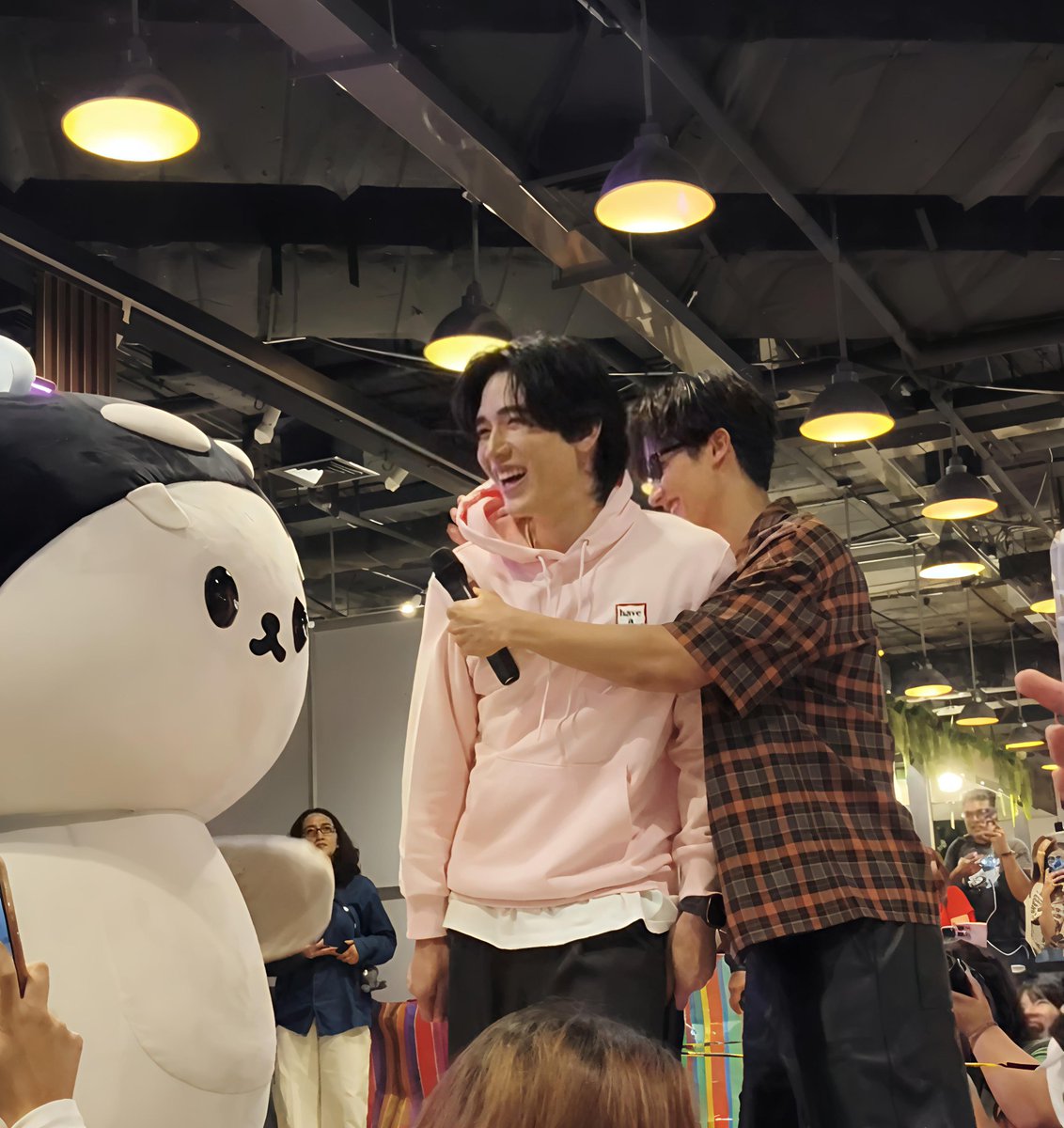 iammaizep_'s tweet image. แล้วสิ่งนี้เกิดขึ้นตรงหน้า ในรูปนี้มีคนเขินจริง!!🫣
#เตนิว
