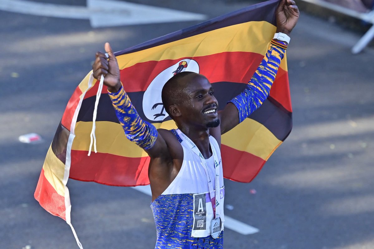 Uganda’s long-distance star Jacob Kiplimo delivered a commanding performance to win the 2025 Chicago Marathon on Sunday, clocking 2:02:23, the seventh-fastest time in history and a new Ugandan record.

Read more 👇🏿
#GoLocal🏃🏿‍♂️
nnalubaalesports.com/jacob-kiplimo-…