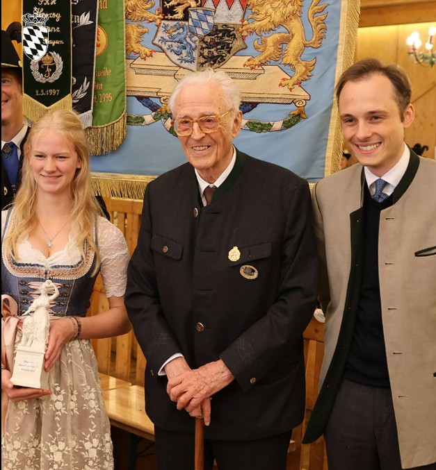 Monarchies2000's tweet image. Le prince Franz de Bavière, prétendant au trône, a participé à l&apos;Oktoberfest organisé par l&apos;Association bavaroise de tir sportif en compagnie du prince Tassilo. Très populaire, 15% des Bavarois souhaitent le retour de la #monarchie abolie en 1918.  #monarchy 👑🇩🇪 📸:  Bssb bayern