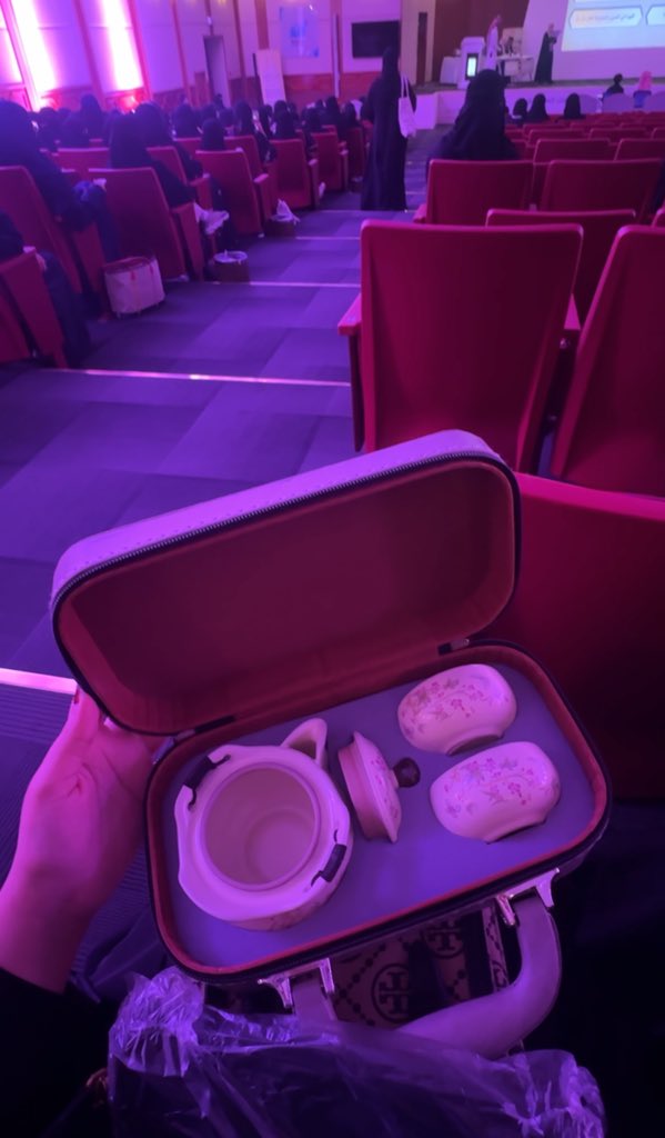 هذي السنه ما سافرت الصين بس جاتني هدية من الصين 
sooo win is a win