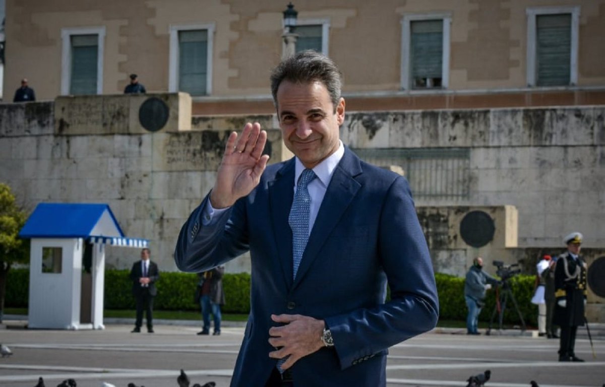 Ο Μητσοτάκης φέρνει νομοθετική ρύθμιση για να μεταφερθεί η ευθύνη λειτουργίας και προστασίας του Αγνωστου Στρατιώτη “εκεί όπου ανήκει”, όπως έγραψε.
Δηλαδή, κατά τον Μητσοτάκη, στο Υπουργείο Εθνικής Άμυνας.
Δεν θα σταθούμε, εδώ, στο (διάχυτο) “άρωμα”… στρατοχωροφυλακής που