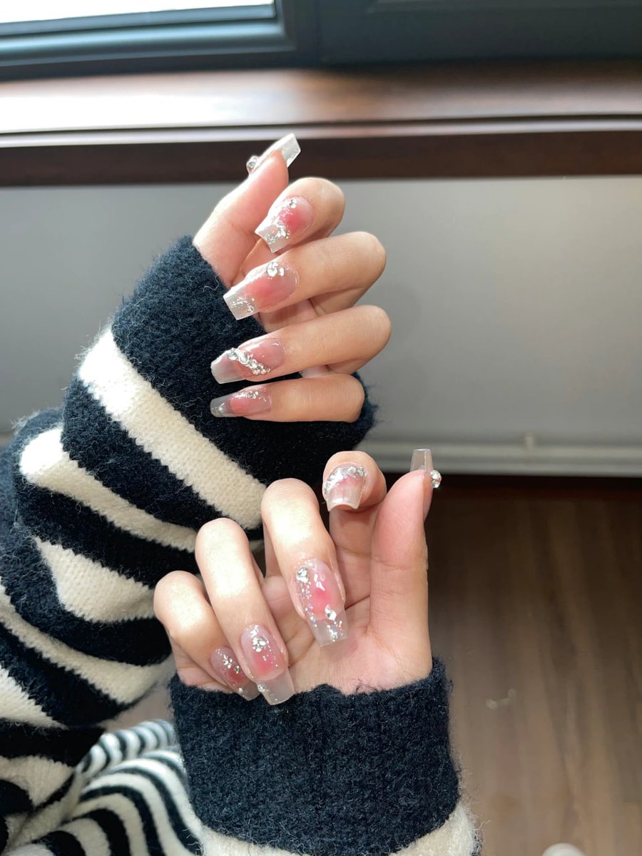 Karen6901's tweet photo. Shining through every detail โจ๐
Crystal vibes only
#NailInspo #CrystalNails #NailArt #GlamVibes #SparkleQueen #LuxuryNails #NailGoals https://t.co/yjnHSeHmpT