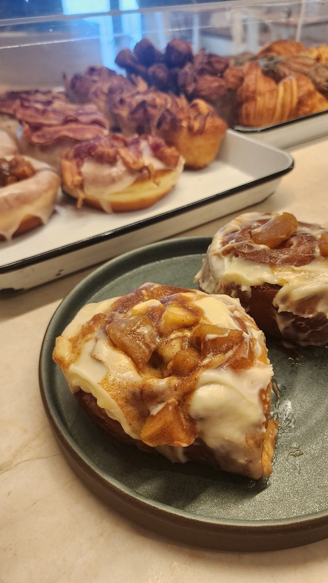 miranda_bakery's tweet photo. Feliz domingo! Tenemos Cinnamon Rolls con Manzanas Caramelizadas 🍏🍎🍏🍎 https://t.co/3xizXgCJOv