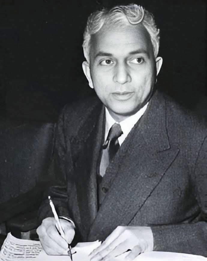 shauryabjym's tweet image. श्री डॉ B N राव साहब जी को क्लर्क बताने वाले 9वीं फेल वैज्ञानिकों, हिंदी पढ़ना आता हो तो पढ़ लो, BN राव साहब के बारे में-
- प्रेसीडेंसी कॉलेज, मद्रास से अंग्रेज़ी, संस्कृत और गणित में स्नातक।
- ट्रिनिटी कॉलेज, कैम्ब्रिज से छात्रवृत्ति प्राप्त कर उच्च शिक्षा।
- भारतीय सिविल…