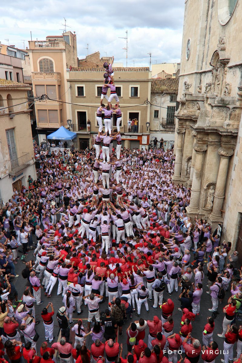 ArnauCurto's tweet photo. Avui la @JoveDeTarragona ha fet el pas definitiu. I l'ha fet, com sempre, a casa. #castells https://t.co/pU1v7y1jVu