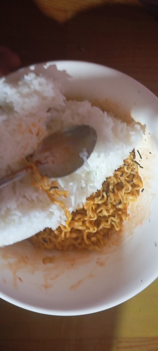 Thedumb_Random's tweet image. Watch me trying to eat 2x buldak for the second time, but instead I didn&apos;t put all the sauce 🥰ignore the rice I can&apos;t eat without the rice