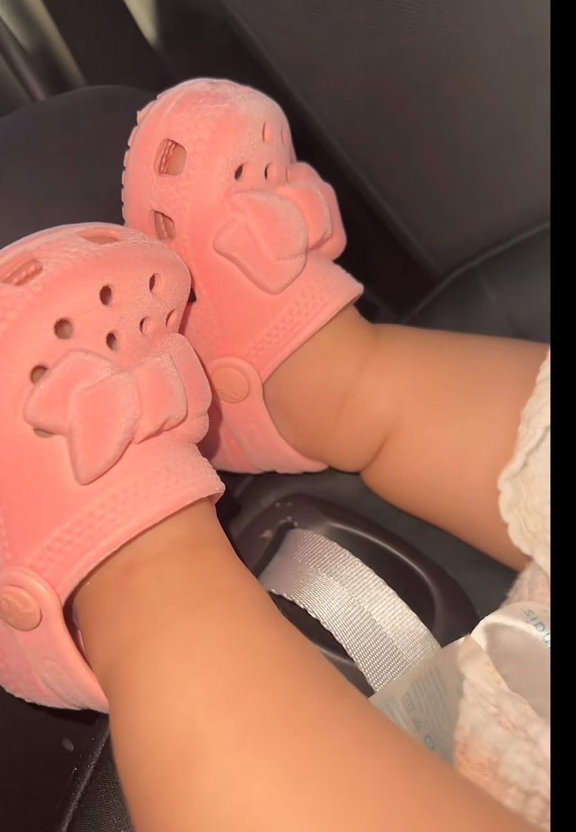 layxsnv's tweet photo. Omggggg croc just dropped these Toddler “Velvet bow clogs” &amp; every little girl needs a pair 🎀🎀 https://t.co/EeYuwaFs0W