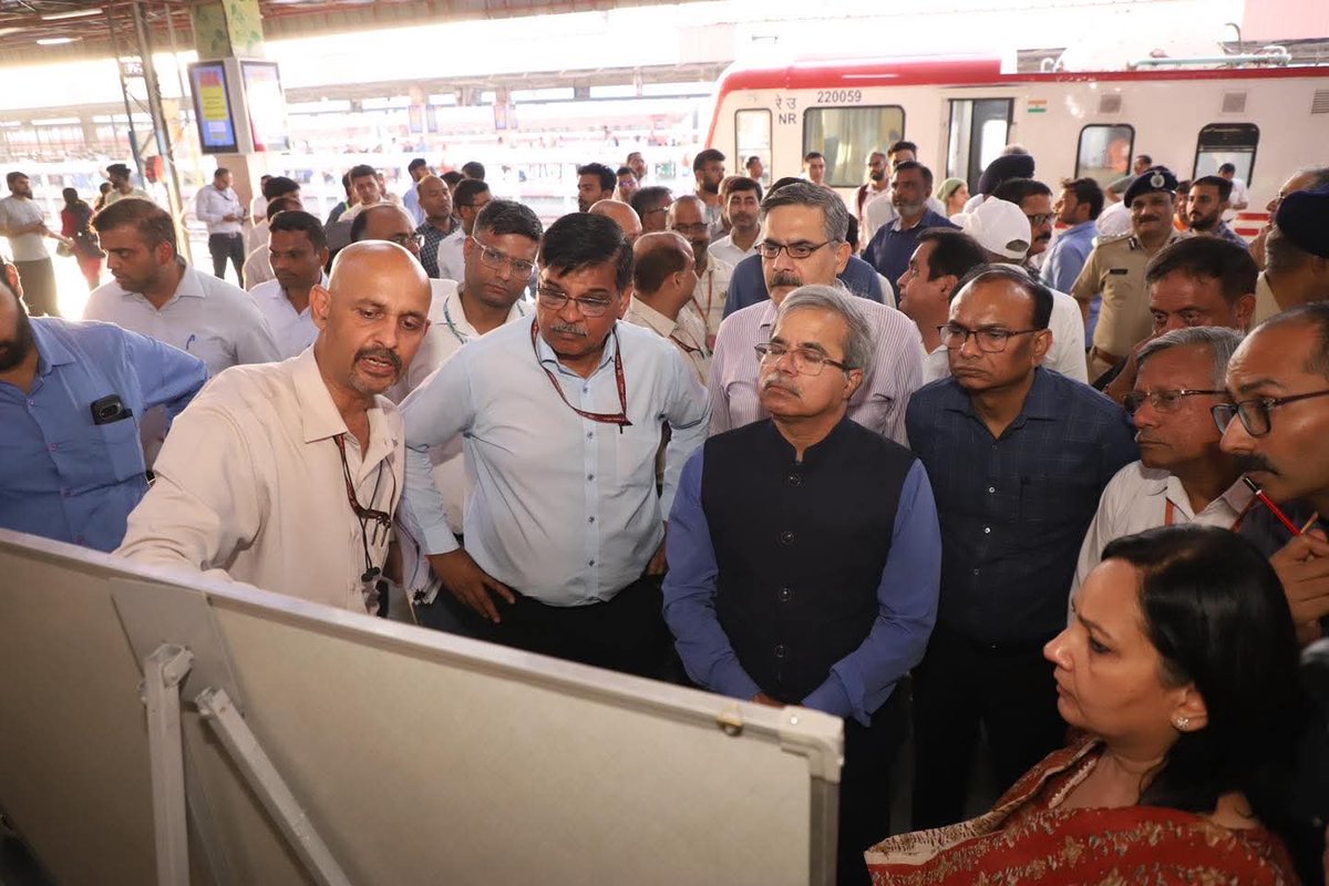 RailMinIndia's tweet image. रेलवे बोर्ड के चेयरमैन एवं सीईओ श्री सतीश कुमार जी ने आज आनन्द विहार टर्मिनल का निरीक्षण कर आगामी त्योहारों के दौरान स्टेशन पर दी जाने वाली यात्री सुविधाओं की तैयारियों का जायजा लिया।