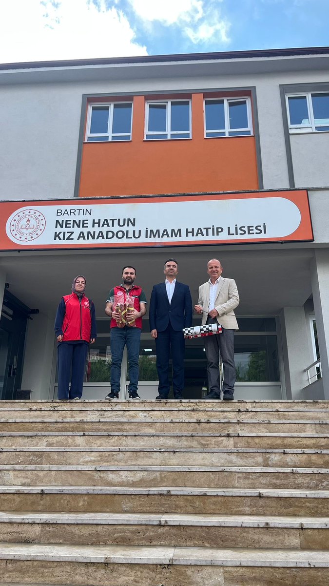 “Okullar Merkezimde” projesi kapsamında, merkezimizdeki liseleri ziyaret ederek gençlik merkezimiz hakkında bilgiler verdik ve öğrencilerimizi gençlik merkezimize davet ettik.