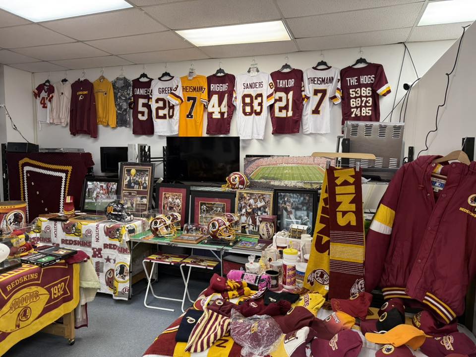 markselectronic's tweet image. Anyone coming to town for the game? We are keeping everything out Monday 12-4pm! 22741 Three Notch Rd. California, Maryland 20619. Live out of the area and would like items shipped? We can send items right to your door!  301-863-8466 or send me a message! can take cash app/venmo