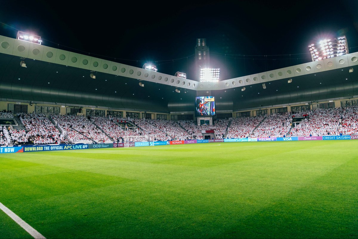 هذا الجمهور

أرعب الخصوم 
واللاعبين
والاتحادات

للتاريخ يا أعظم شعب ..