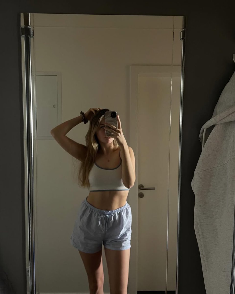 carlmon7178's tweet image. I was made for sunny days 💛 #weekend #springfit #girlfashion #springfashion #sunnydays #blondegirl #springstyle