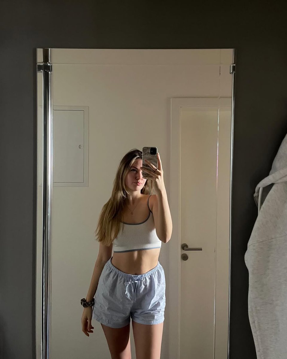 carlmon7178's tweet image. I was made for sunny days 💛 #weekend #springfit #girlfashion #springfashion #sunnydays #blondegirl #springstyle