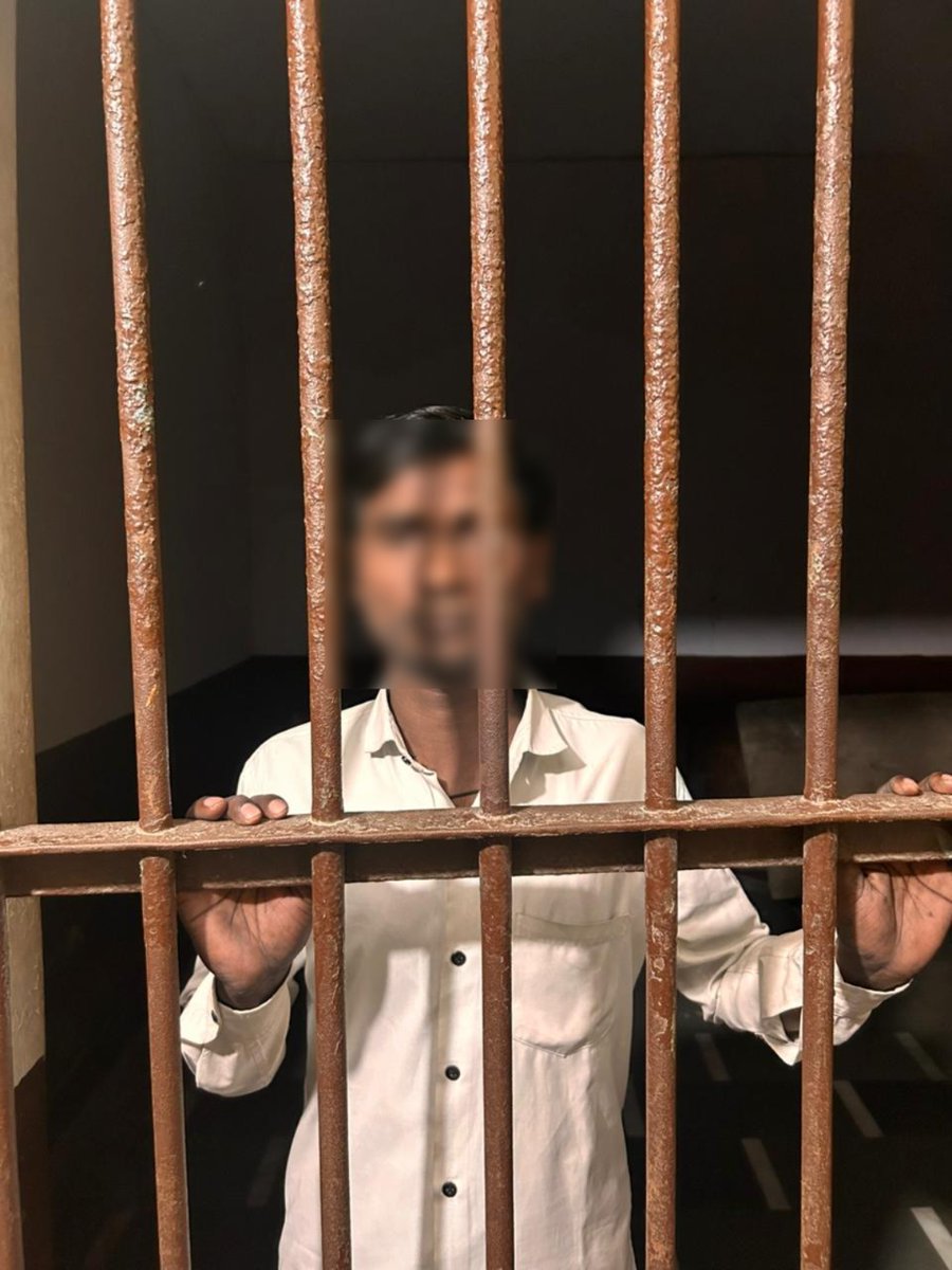 CPAgra_'s tweet image. आज थाना सदर क्षेत्र में एक महिला के गले से सोने की चेन छीनकर भागने की सूचना मिली थी।

घटना के सम्बंध में महिला की तहरीर पर अभियोग पंजीकृत किया गया और अनावरण के लिए टीम गठित की गई।

घटना के अनावरण के लिए गठित टीम ने मात्र 6 घण्टे में इस अभियुक्त को गिरफ्तार कर लिया और गले की चेन…