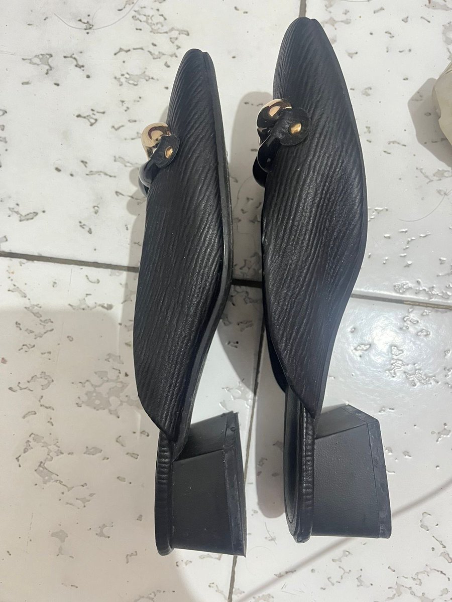 prelovedazalia's tweet photo. 😍wts jual flatshoes ada hak nya merk fladeo😍

hihi guys aku jual flatshoes ini jarang bgttt kepake, merk fladeo, ukuran 37, warna hitam ada gold nya cakeuppp bgt n girly!!!

harga : 100k
nego? boleh nego dikit tp dm dulu aja
oyen? bisa dong https://t.co/wubGgcEN6I