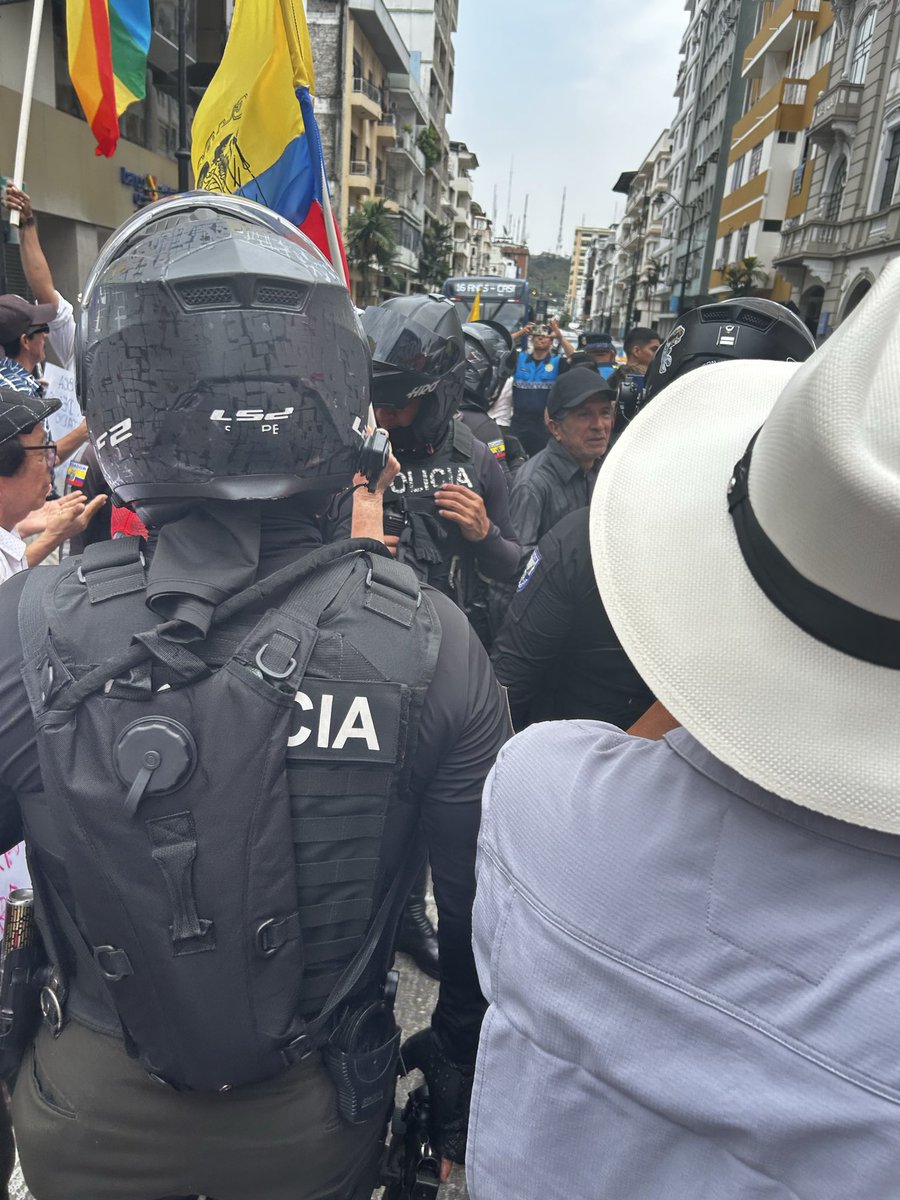 monikeke's tweet photo. Guayaquil 
Al paro, sin paro. 
Acá estamos en las calles. 
#FueraNoboaFuera @wambraEc @BNPeriodismo @LlamingoE https://t.co/ludVvKby98