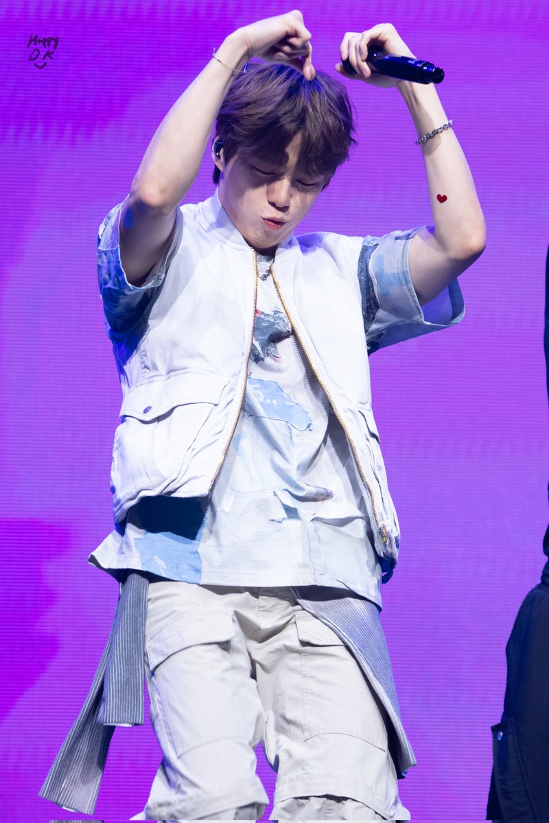 HappyDaniel1210's tweet photo. 251012 KANG DANIEL FAN MEETING in BKK

무에타이 😆

#강다니엘 #KANGDANIEL
#姜丹尼尔 #カンダニエル #คังแดเนียล https://t.co/RYzGzjjQyF