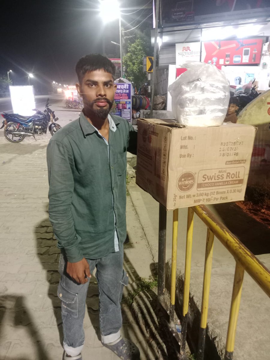 TeamPurnea's tweet photo. कम्युनिटी किचन पूर्णिया का 804वा दिन है।

आज का मेनू पुलाव और पनीर की सब्जी है।
 आज का भोजन दिलीप मिश्रा जी द्वारा उनके पुत्र रवि मिश्रा जी के जन्मदिन के उपलक्ष्य में है।

कम्युनिटी किचन पूर्णिया आपके पूरे परिवार की उज्जवल और स्वस्थ भविष्य की कामना करती है। 

@vikashadityaa https://t.co/6VAfNCAGBY