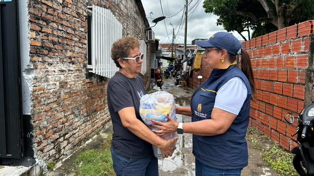 alcaldiabarranc's tweet photo. Desde la Alcaldía Distrital, acompañamos a las familias barranqueñas que resultaron afectadas tras las fuertes lluvias registradas en las últimas horas en la ciudad.

A través de la Dirección de Gestión del Riesgo de Desastres, atendemos el llamada de nuestra gente. https://t.co/ntmu6BH9ic