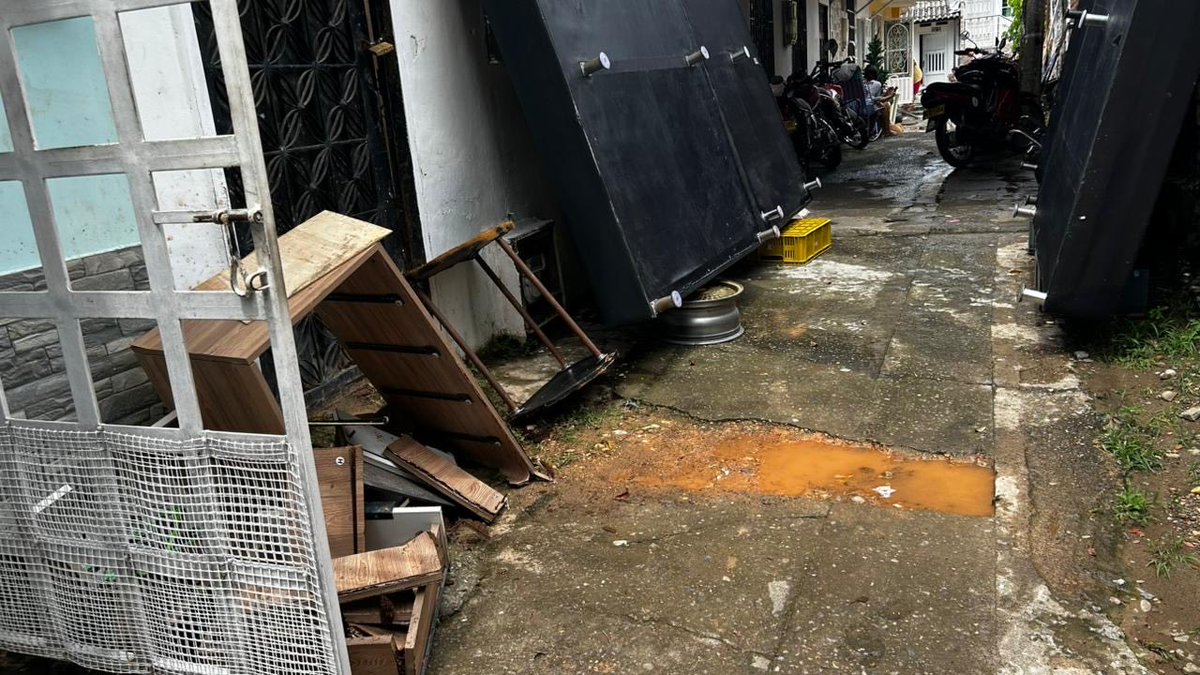 alcaldiabarranc's tweet photo. Desde la Alcaldía Distrital, acompañamos a las familias barranqueñas que resultaron afectadas tras las fuertes lluvias registradas en las últimas horas en la ciudad.

A través de la Dirección de Gestión del Riesgo de Desastres, atendemos el llamada de nuestra gente. https://t.co/ntmu6BH9ic