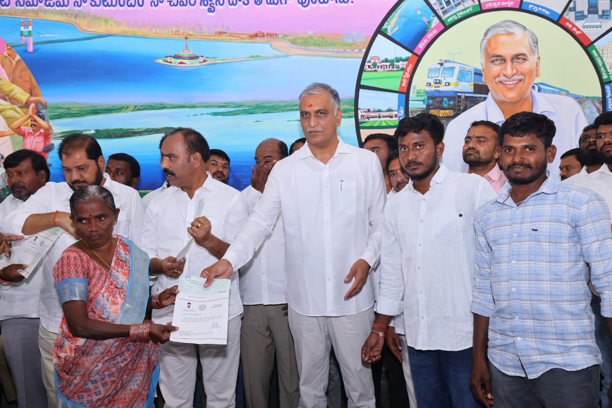 kaamasrinivas7's tweet photo. ఈ రోజు సిద్దిపేట లోని  మాజీ మంత్రి ఎమ్మెల్యే హరీష్ రావు గారి క్యాంప్ కార్యాలయం లో @trsharish అన్న గారి చేతుల మీదుగ మన గ్రామానికి చెందిన CMRF చెక్కుల పంపిణి కార్యక్రమం లో 
#siddipet #brs #brsparty
                 https://t.co/7aMoJPXcKq https://t.co/u4XMSmyzRz