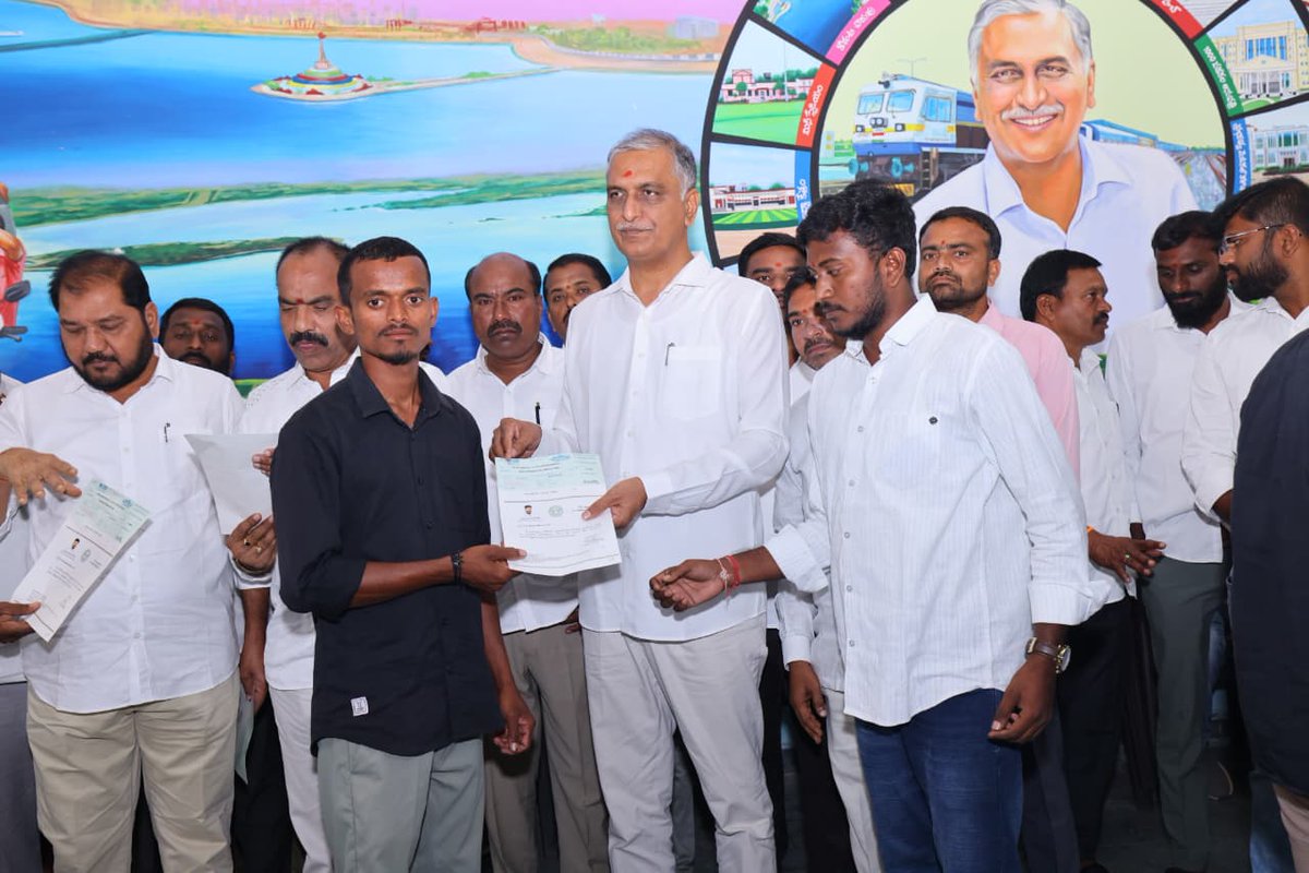 kaamasrinivas7's tweet photo. ఈ రోజు సిద్దిపేట లోని  మాజీ మంత్రి ఎమ్మెల్యే హరీష్ రావు గారి క్యాంప్ కార్యాలయం లో @trsharish అన్న గారి చేతుల మీదుగ మన గ్రామానికి చెందిన CMRF చెక్కుల పంపిణి కార్యక్రమం లో 
#siddipet #brs #brsparty
                 https://t.co/7aMoJPXcKq https://t.co/u4XMSmyzRz