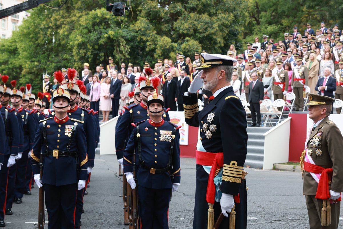 Monarchies2000's tweet image. Fête nationale en Espagne. La famille royale 🇪🇸 présente afin de saluer les différents régiments militaires qui ont défilé devant elle. Le 👑 Felipe VI a déposé des gerbes devant le drapeau national à Madrid. VERDE @CasaReal #monarquia #monarchy #monarchie #DíaDeLaFiestaNacional