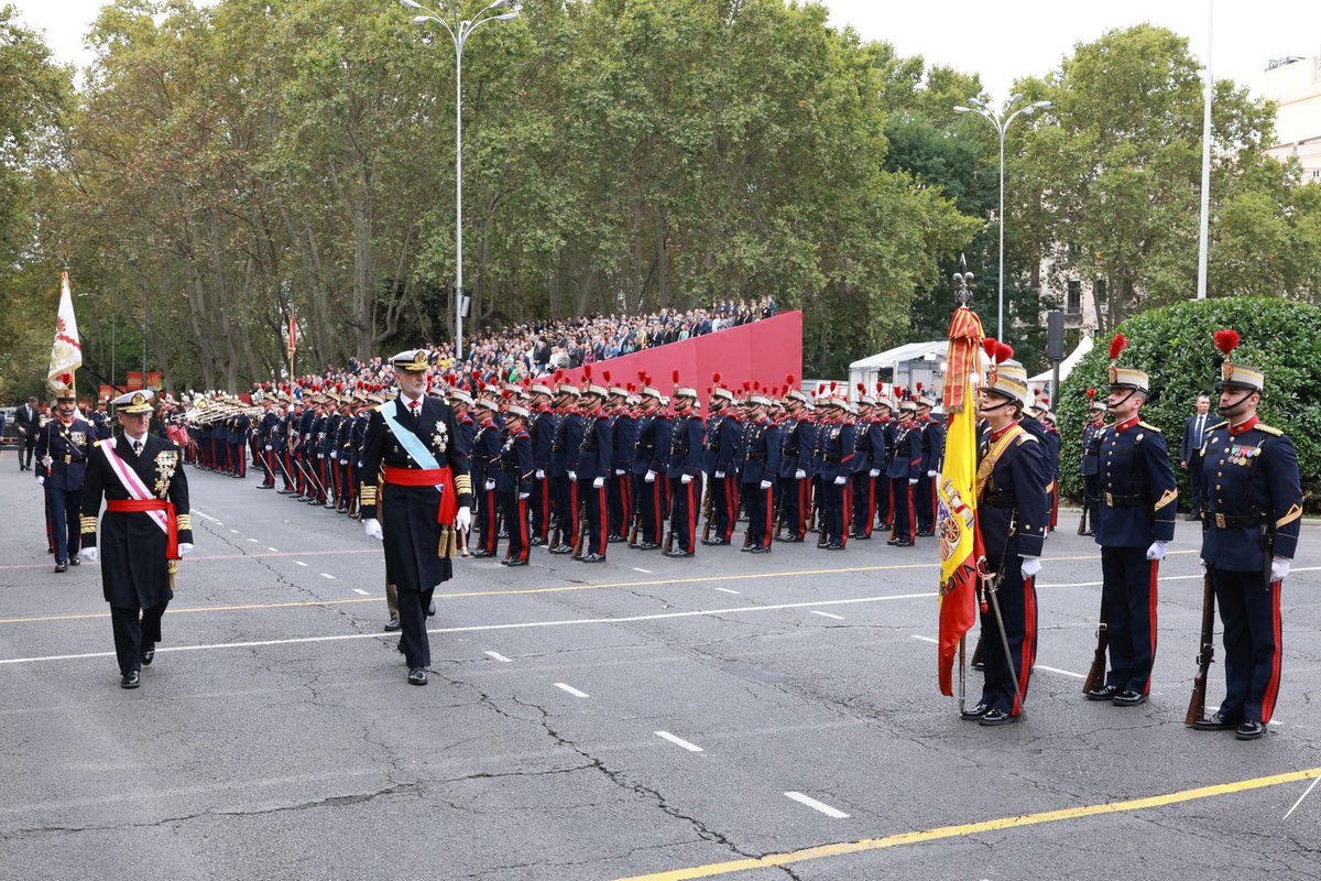 Monarchies2000's tweet image. Fête nationale en Espagne. La famille royale 🇪🇸 présente afin de saluer les différents régiments militaires qui ont défilé devant elle. Le 👑 Felipe VI a déposé des gerbes devant le drapeau national à Madrid. VERDE @CasaReal #monarquia #monarchy #monarchie #DíaDeLaFiestaNacional