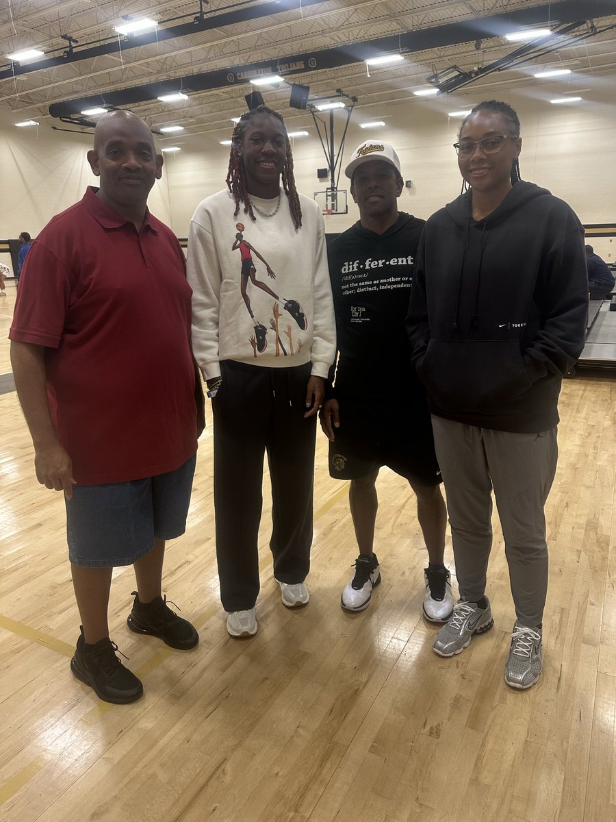 It’s not everyday you get <a href="/WNBA/">WNBA</a> Superstars and All Stars on your campus. @graytness_15 &amp; <a href="/howard_rhyne/">Rhyne Howard 🤟🏾🈳</a> of  <a href="/AtlantaDream/">Atlanta Dream</a> thanks for stopping thru today.
<a href="/HoopsTrojan/">Carrollton Trojans WBB</a> 
<a href="/PorterSports1/">Porter Sports</a>