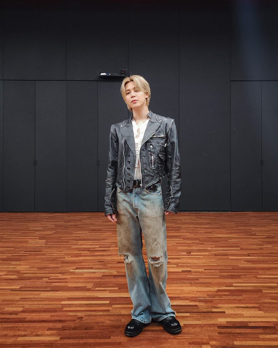 WingsofSpringT's tweet image. Elle Japan en Twitter 

— 13 de octubre — cumpleaños de Jimin de BTS 🥂 Para celebrarlo, preparamos una galería con imágenes llenas de su carisma 🤍

📸 elle.com/jp/culture/cel…

🔗: x.com/ellejapan/stat…