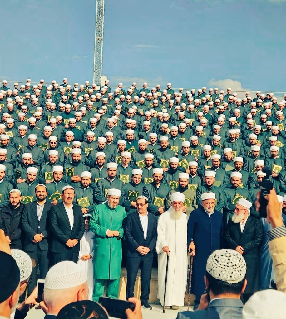Yıllar önceydi…

Eski medresenin sade odasında oturuyorduk. Mütevazı bir sessizlik içinde, Şeyh Seyyid Muhammed Sâkî Hazretleri söze başlamıştı. Sesi yumuşak, fakat mânâsı derindi:

“Seyda Hazretlerinin yakın hizmetinde hep Araplar vardı.
Babamın etrafında ise Uşaklılar bulundu.