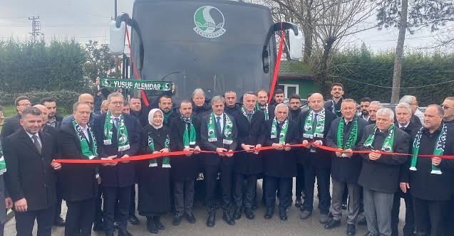 Bozuk bir otobüsün önünde 12 kişi kurdele tutuyor. Bir o kadar kişide karede yüzleri gözüksün diye kafaları araya sokmuş. Çok kötüsün siyaset.