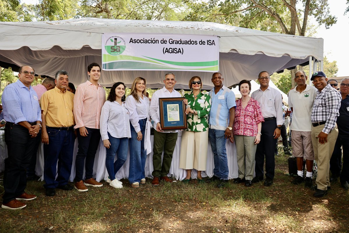 IntabacoGob's tweet image. 🎓 La @universidadisa reconoció a nuestro director @ivanhguzman por su trayectoria y aportes al desarrollo agropecuario nacional.
Destacaron su labor en favor del sector tabacalero a través de @intabacordo. 🇩🇴
#INTABACO #UniversidadISA #Liderazgo