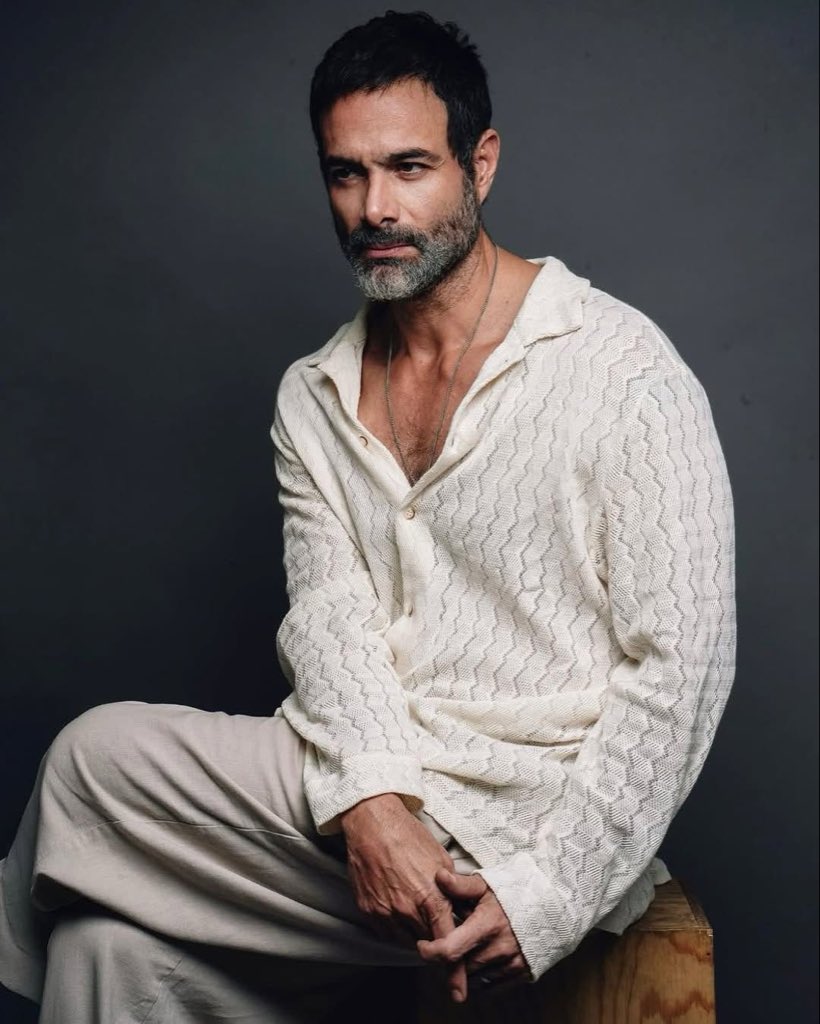 raulgtzoficial's tweet photo. 🎭 El actor Luis Roberto Guzmán, ¿se acuerdan de él? 😍 Tremendo actor de televisión, teatro y cine, reconocido por su talento y carisma en cada papel. 🎬 Recientemente declaró que no tiene ningún interés, por el momento, en regresar a la televisión, ya que está enfocado de lleno en proyectos teatrales 🎭✨. ¡Así que prepárense, porque seguro lo veremos brillar sobre los escenarios! 👏🔥
