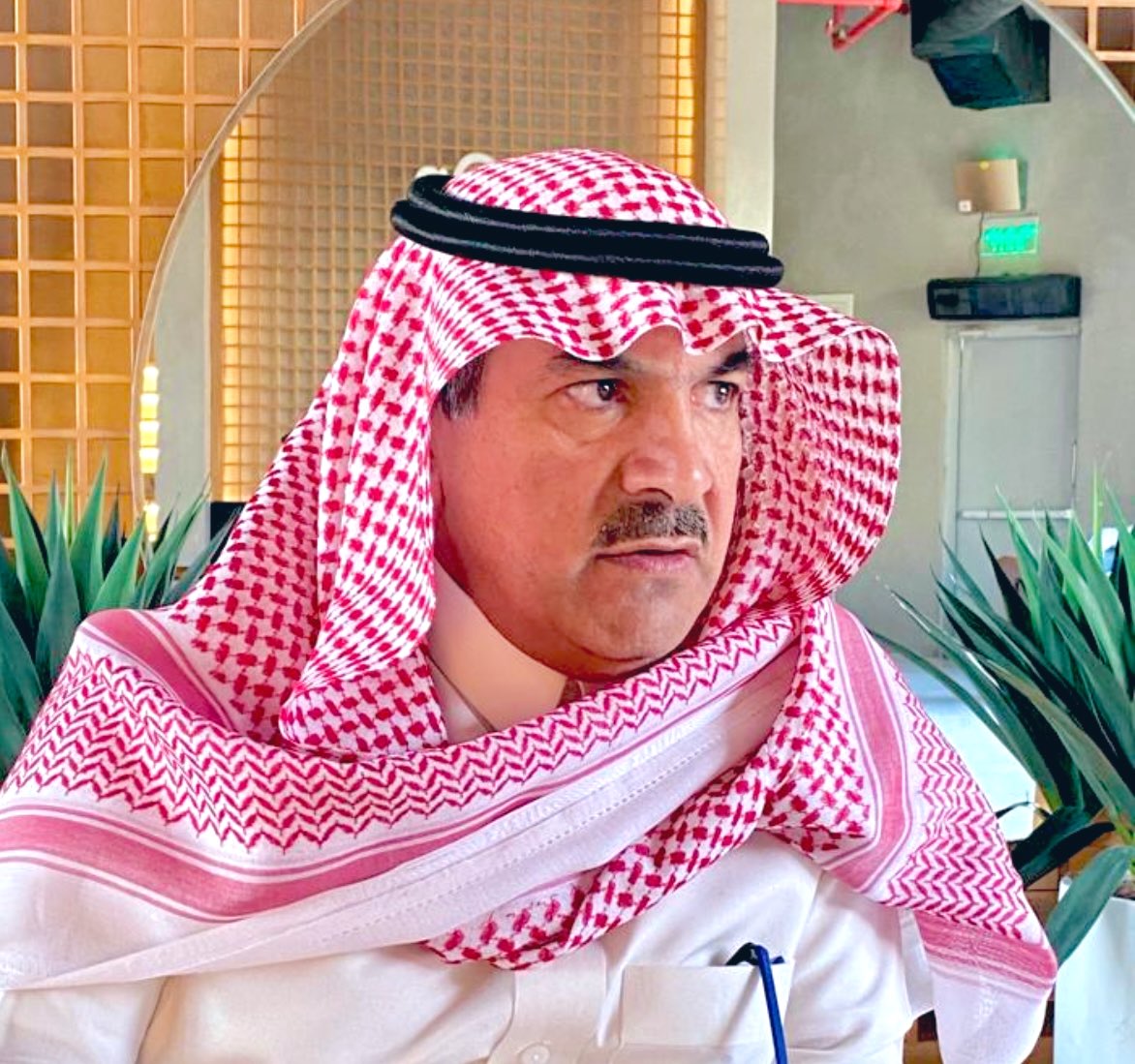 عندما نتقدم بالعمر تضعف حاسة البصر، لصالح قوة البصيرة. ومع تقدم العمر تتراجع نسبة قوتنا الجسدية، لصالح قدراتنا الفكرية.
ومع تقدم العمر يختفي اللون الوردي من وجنتينا، لتفوح رائحة الورود من كلماتنا، لأننا اصبحنا أكثر وعي، وعرفنا هذه الدنيا، وعرفنا أنها لا تستحق كل هذا الأهتمام الذي