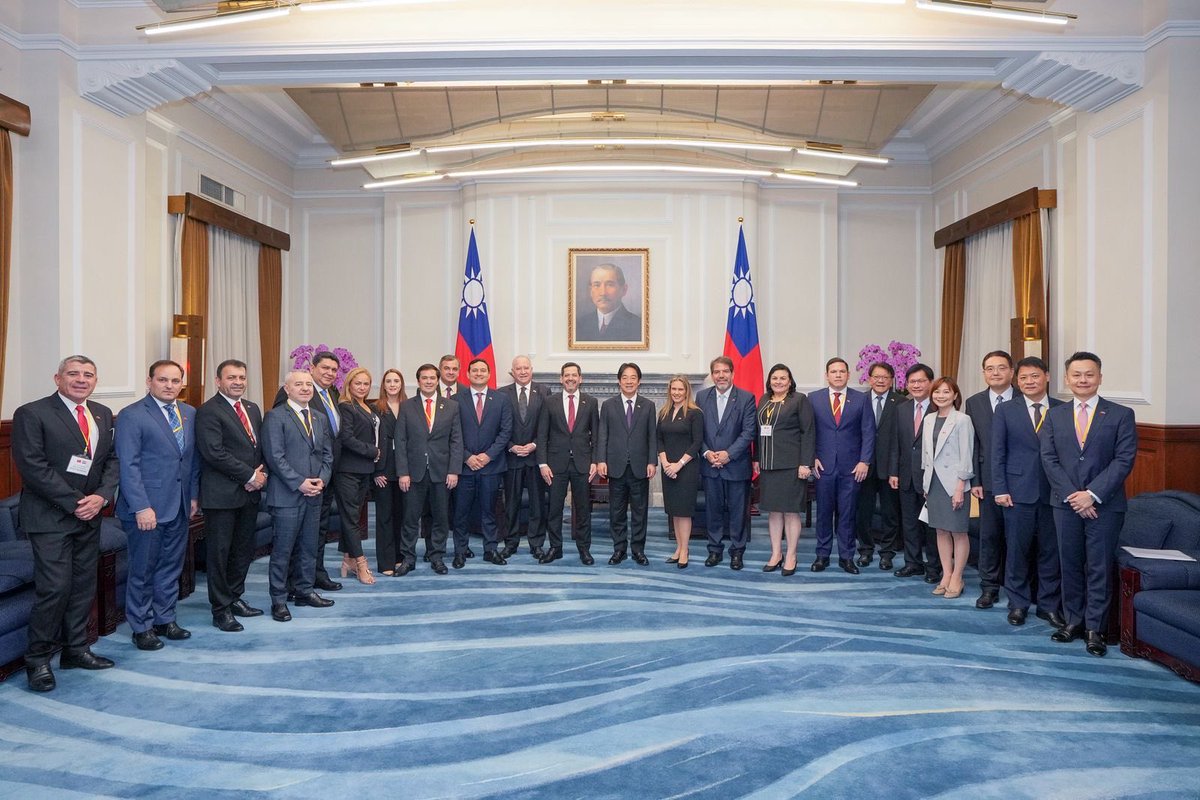 🇵🇾✈️🇹🇼 Paraguay y Taiwán, unidos por la cooperación y las oportunidades

En viaje oficial a Taiwán, fuimos recibidos por el presidente Lai Ching-te. Conversamos sobre salud, educación, tecnología y comercio. 
Y la gestión con confirmación del primer avión ambulancia del Paraguay