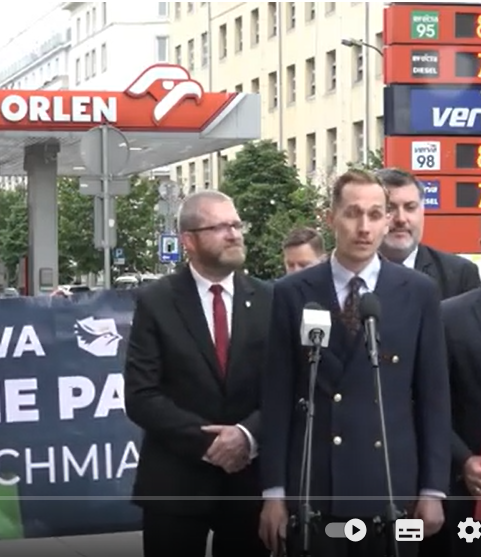 Oficjalne połączenie Konfederacji z KO nastąpiło w czerwcu 2022 roku, kiedy obie te anty-polskie formacje polityczne podjęły wspólną akcję "Blokujemy Orlen" ⬇️⬇️⬇️  wymierzoną w bardzo ważną gałąź polskiej gospodarki. Ci zdrajcy chcieli obalić Rząd ZP poprzez blokowanie i bojkot