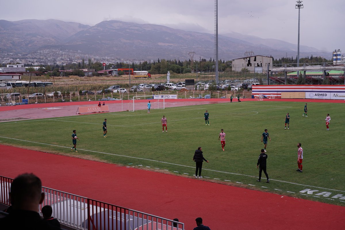 Kahramanmaraş İstiklalspor’umuzun, TFF 2. Lig Kırmızı Grup 8. hafta mücadelesinde Kırklarelispor karşısında gösterdiği muhteşem performansa tribünden hemşehrilerimizle birlikte şahitlik ettik.

3-2’lik galibiyetle sahadan zaferle ayrılan takımımızı, teknik ekibimizi ve