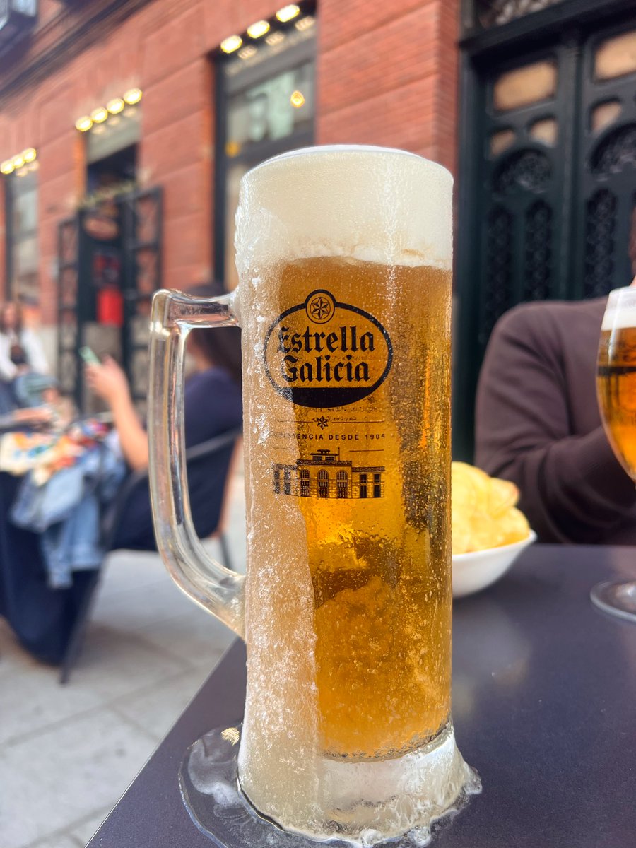 Poco se habla de las jarras que ponen en el 8 1/2 🤤🤤 el brazo es del capullo de <a href="/RobertDeglane/">Roberto Deglané</a>