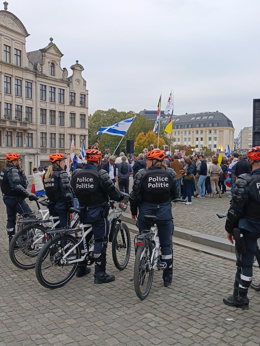 🚩 À Bruxelles, lors d’une manifestation pour les otages israéliens du 7 octobre et en faveur de la paix, les participants doivent emprunter un corridor sécurisé conseillé par la police et retirer tout signe religieux pour leur sécurité. En 2025, les Juifs doivent à nouveau se