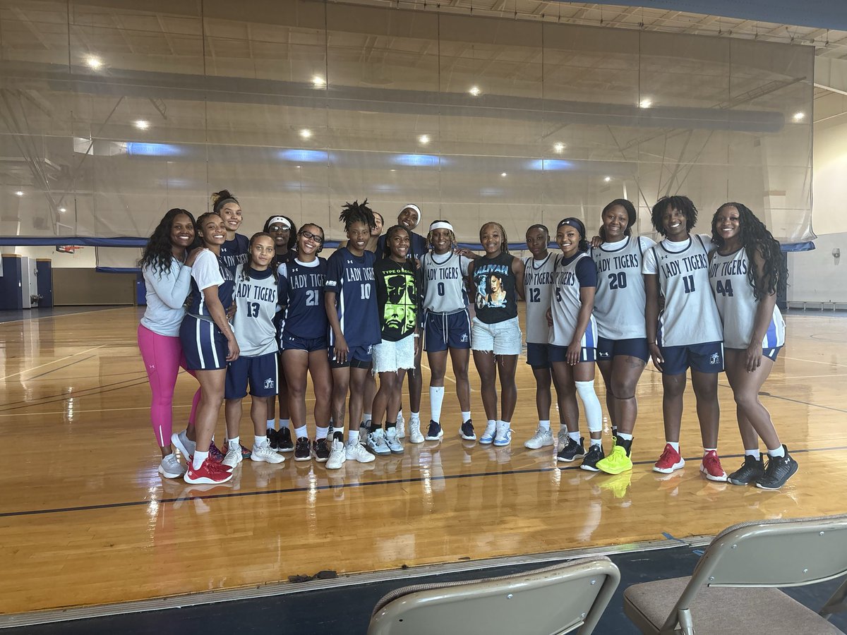 laikyn_moore's tweet photo. Thanks @CoachRedd116 &amp; Coach @Mrichards03 for inviting me to practice and taking the time to talk with me. I truly appreciate the opportunity and your hospitality it meant a lot.
@GoJSUTigersWBB @ShantiaMoo70427 @CoachGoss01 @PicayuneWBB #unofficial https://t.co/Ivg1nlyWHm