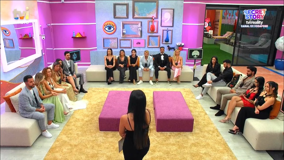 “Quem acha que a Liliana venceu o debate pode ficar de pé”

PAHAHAHAHAHAHAHA #sstvi