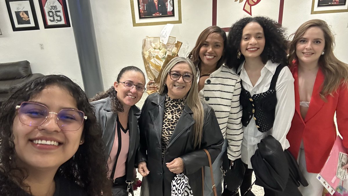 mildredbraga's tweet photo. Y lo lindo de un show, después de la pieza principal y lo más importante que es @LuceroMexico es la reina , es encontrarte con LUCERIN@S de otros estados de la República Mexicana y otros países y que te digan yo te conozco en X y saludarse y abrazarse y así; no tome otras fotitos pero así nos vamos conociendo más y más Lucerin@as . 
Gracias a nuestra bella y mejor ídola vamos creciendo más .