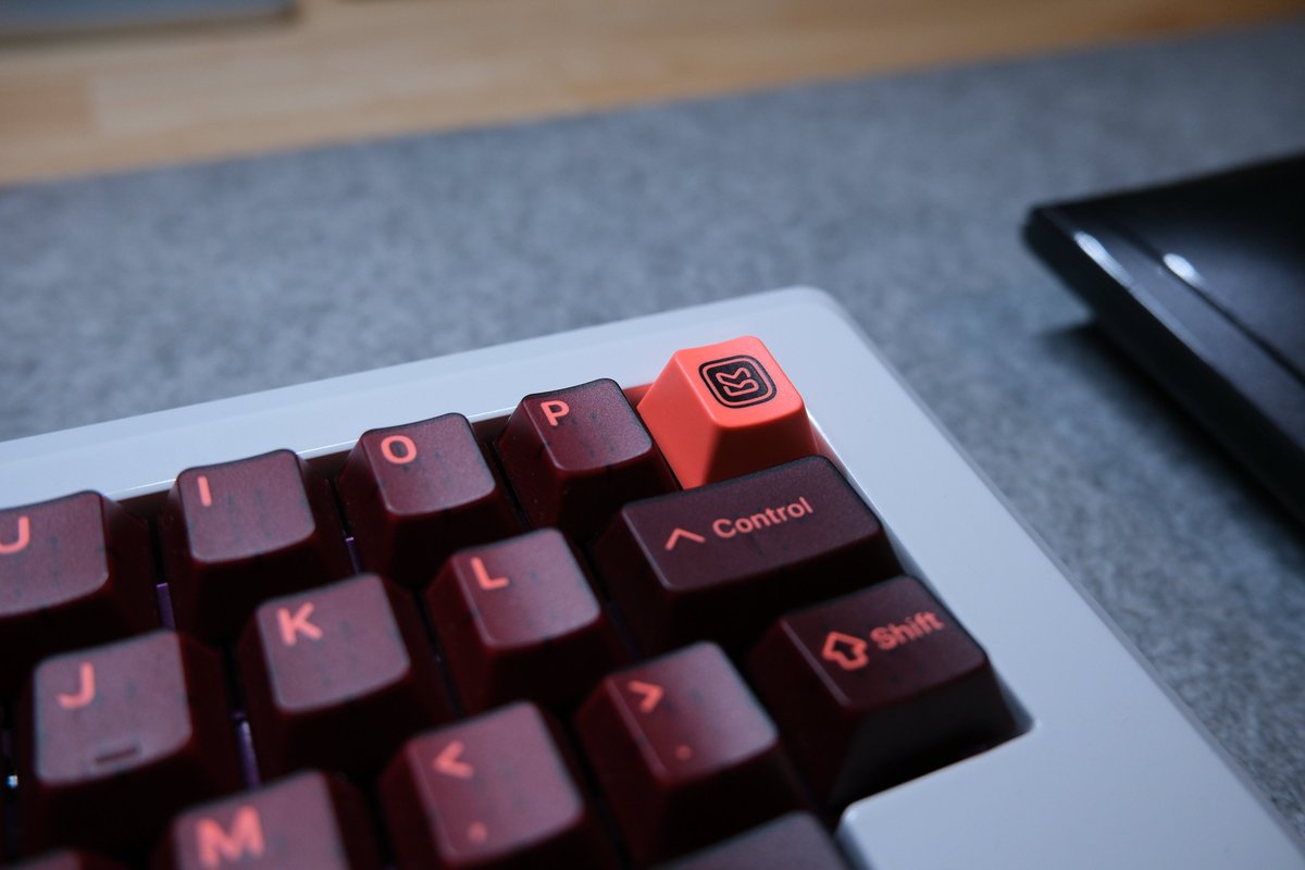 Hottyhottea's tweet photo. #本日のセットアップ
#Atomoph #fujifilm
Keyboard: M0ii040
Switch: MZ Studio KeyGeek Y3
Keycap: Keyreative x Kapowaz KAP Generation
キーケットの表紙のキーボードでスタート。
そういえば撮影角度変わりましたね。
キーキャップを含めてあれを再現したいんだけど、あのキーキャップどこに行ったかな‥確か持っていたはずなんだけど。
時間ができたらほんとにモノの整理をしたい‥泣