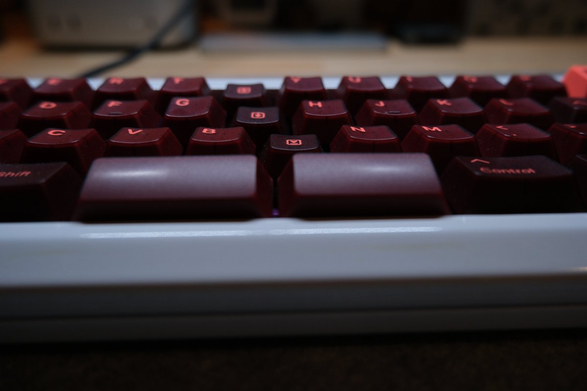 Hottyhottea's tweet photo. #本日のセットアップ
#Atomoph #fujifilm
Keyboard: M0ii040
Switch: MZ Studio KeyGeek Y3
Keycap: Keyreative x Kapowaz KAP Generation
キーケットの表紙のキーボードでスタート。
そういえば撮影角度変わりましたね。
キーキャップを含めてあれを再現したいんだけど、あのキーキャップどこに行ったかな‥確か持っていたはずなんだけど。
時間ができたらほんとにモノの整理をしたい‥泣