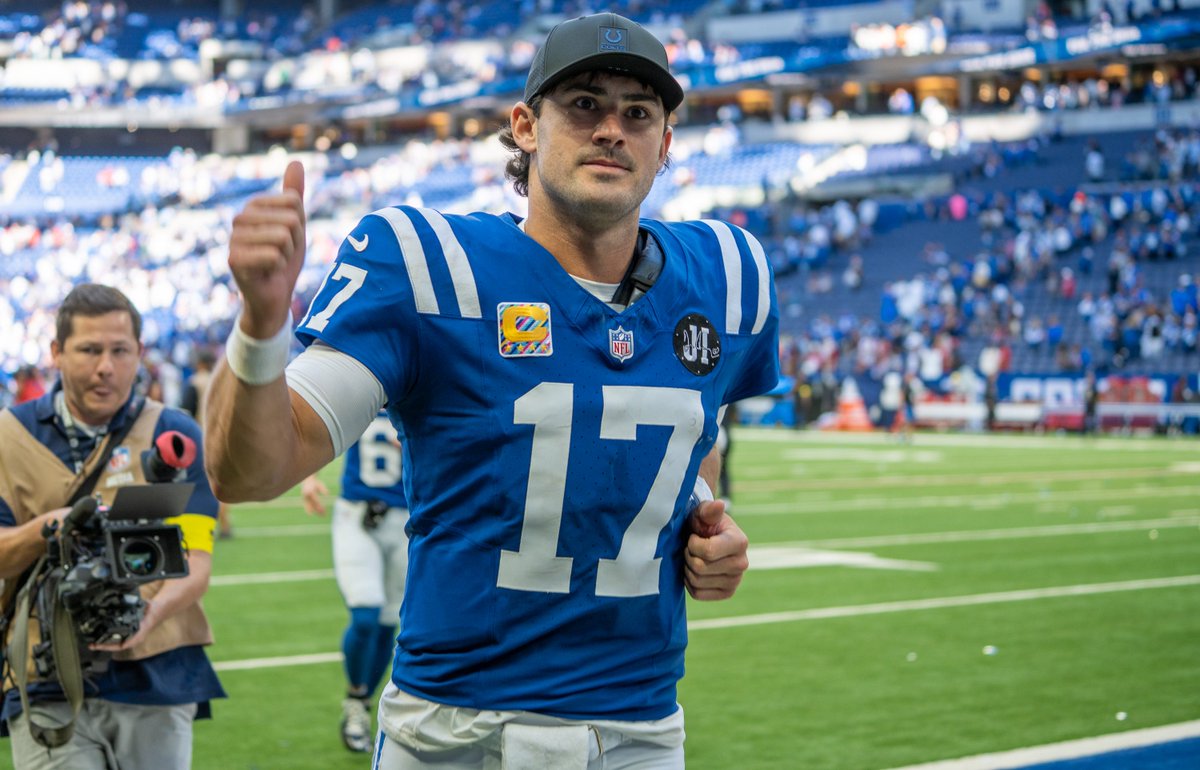 Daniel Jones when pressured in Week 6:

🔹 9/9, 93 yards
🔹 1 TD/0 INT
🔹 146.8 rating
🔹 5.3 expected points added 
🔹 1 sack taken