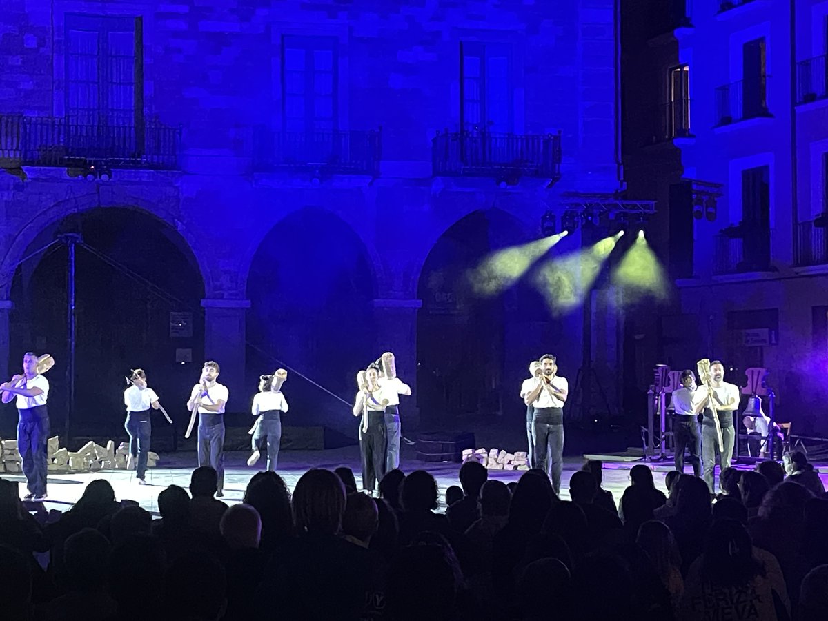 Magnífic espectacle de clausura de la 28a @fmediterrania a #Manresa, amb el protagonisme dels @tirallongues i la Cia #Voel, amb un tastet de #Patum, #falles del Pirineu i acompanyament de repic de campanes. Tot una fusió de #culturapopular catalana.