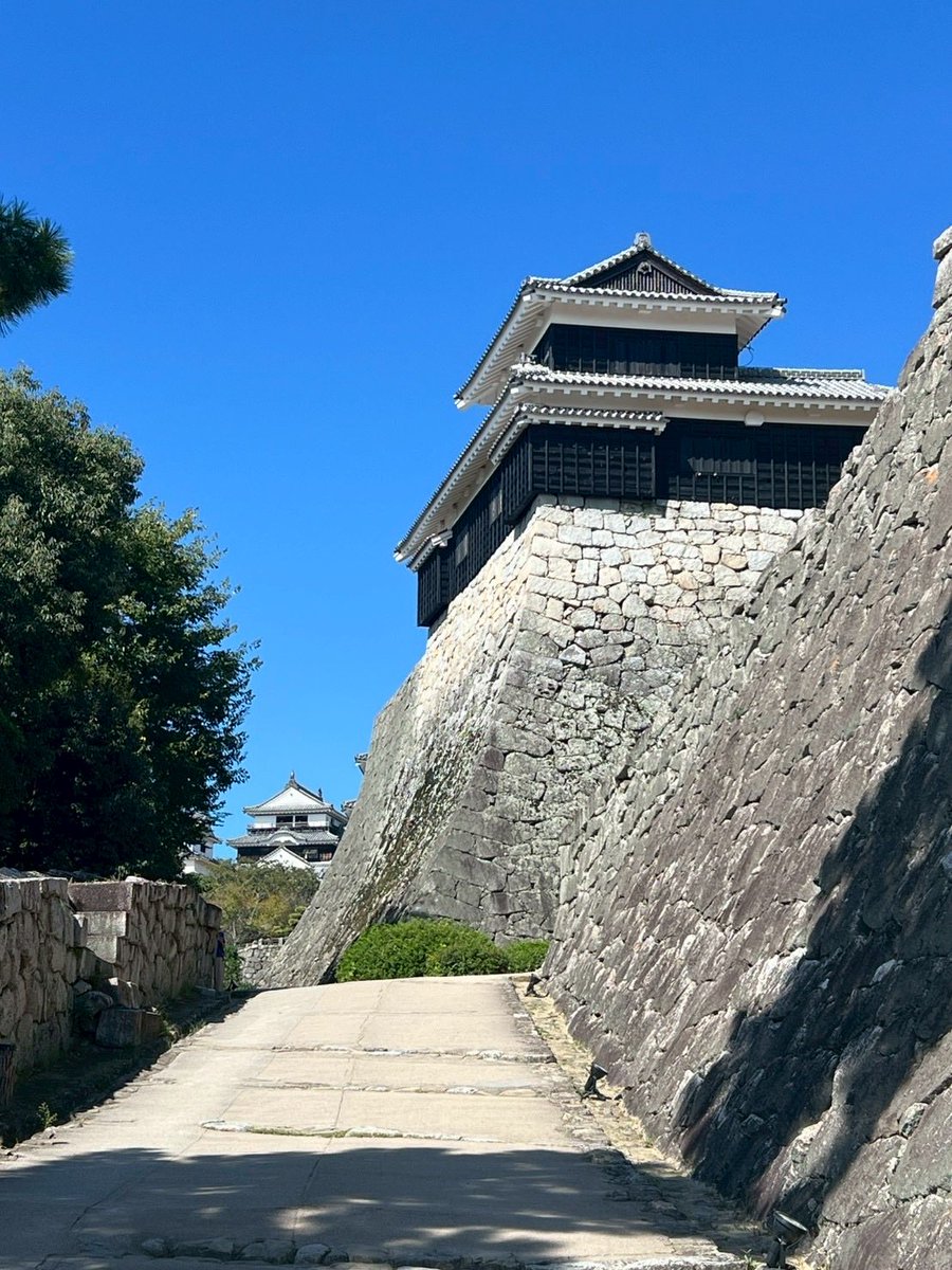 kobakin's tweet photo. 1011〜14人生初四国の旅
1日目は松山市内観光でした。
道後温泉、松山城、萬翠荘、坂の上の雲ミャージアムと周りました。この街の持つ歴史、文化の奥深さに圧倒された1日になりました。また今度ゆっくりきたいです。 https://t.co/3hSfwrYMkL