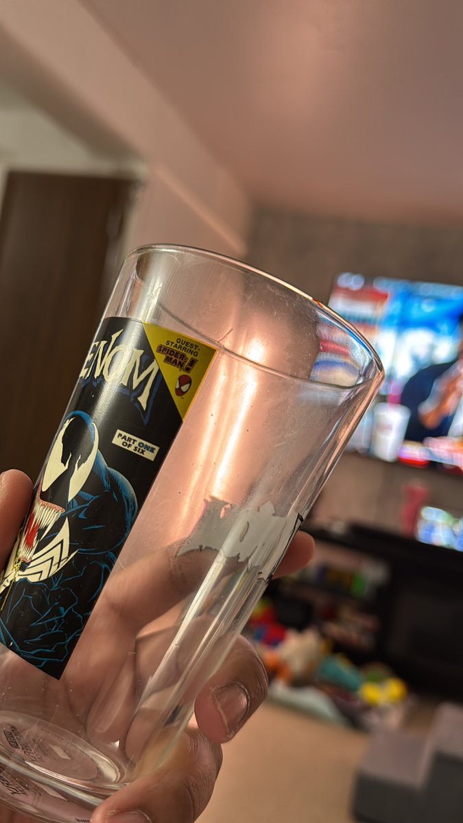 sOle_flow's tweet photo. I bought my mystery venom box from
@NY_Comic_Con and and check out this cup. It looks used.

😔👎🏽👎🏽 https://t.co/KPkdAgJGHr